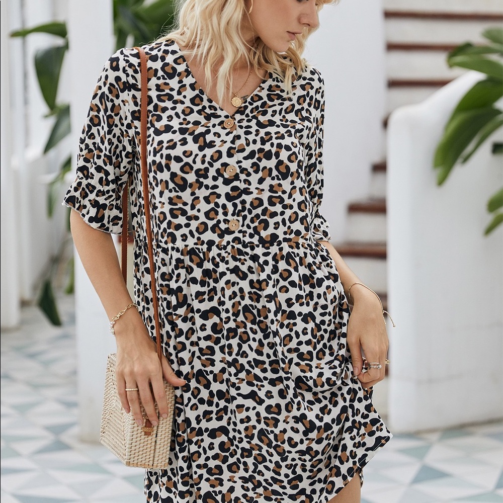 🔥🆕Leopard Print V Neck Mini Dress White - Picture 2 of 7